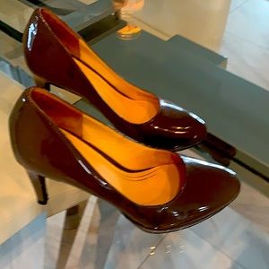 Grey Patent leather pumps